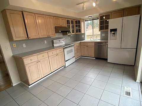 1050 Tacoma Ave NE — Photo 6
