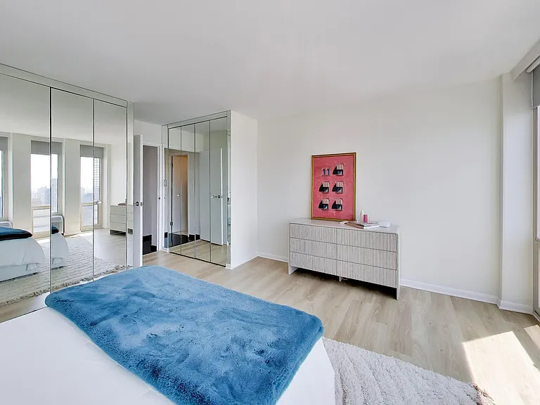 111 E Chestnut St #35J — Photo 14