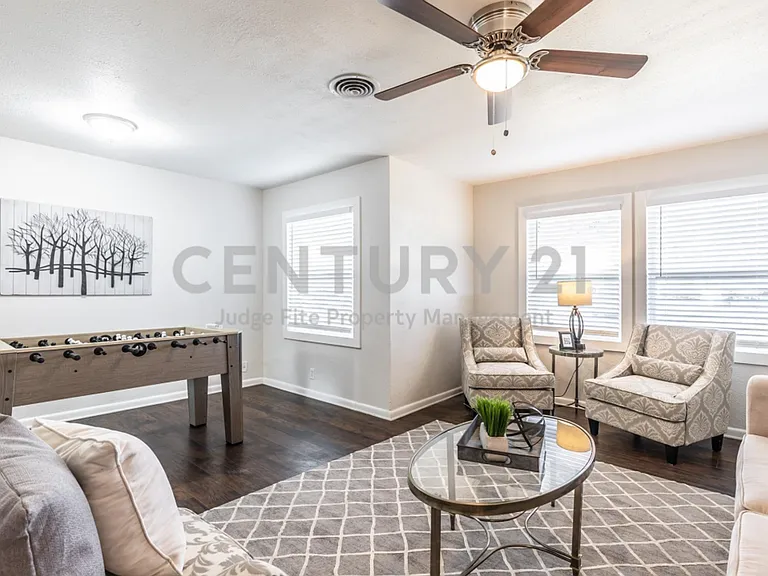 2134 Fenwick Dr — Photo 2