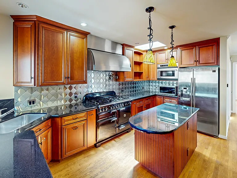 170 Arch St — Photo 13