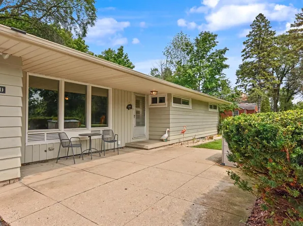 7820 W Barnard AVENUE, Greenfield, WI 53220