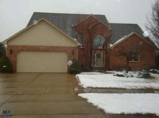 19826 Ayeshire Dr, Macomb, MI 48044