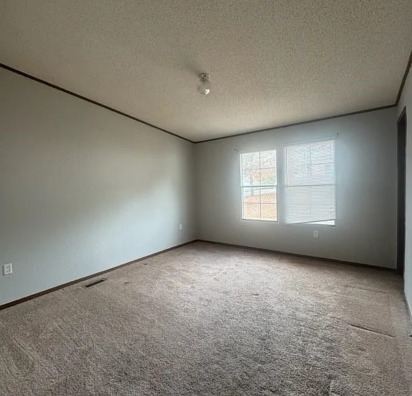 142 Oak St — Photo 3