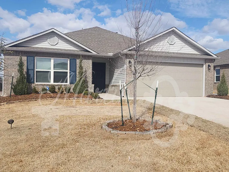 1400 Claire Ct — Photo 1