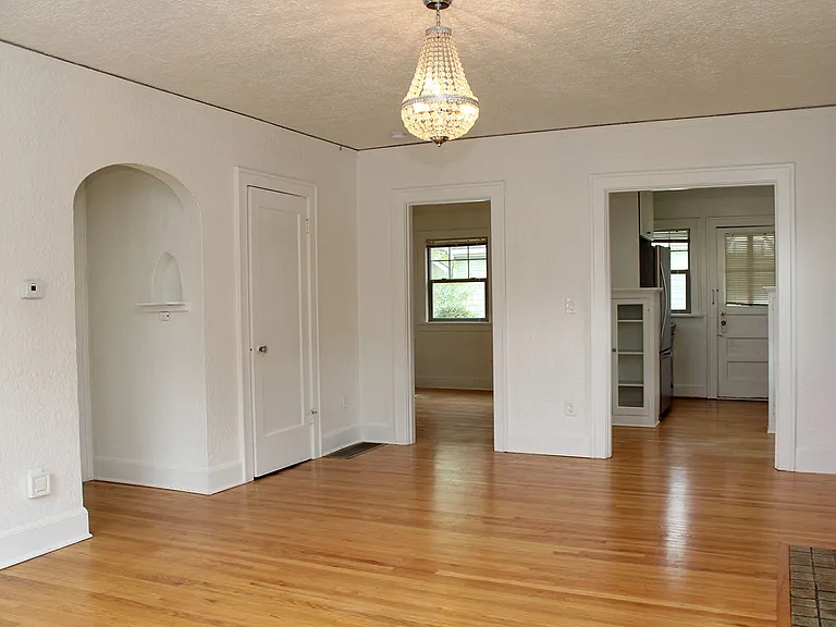 Gorgeous Remodeled Belmont 1 Bedroom with Garage! — Photo 6