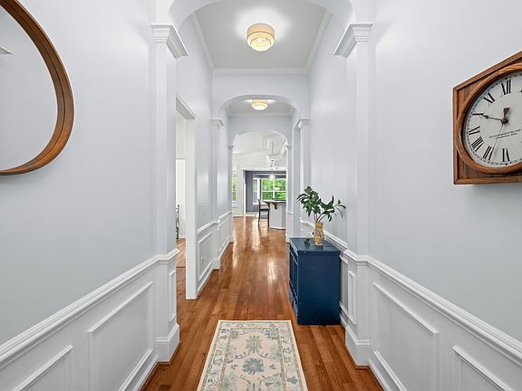 4th image of 106 Silver Pine Ct