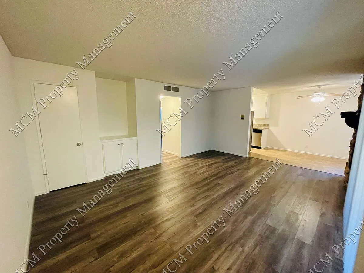 Building Photo - 13956 Vanowen St