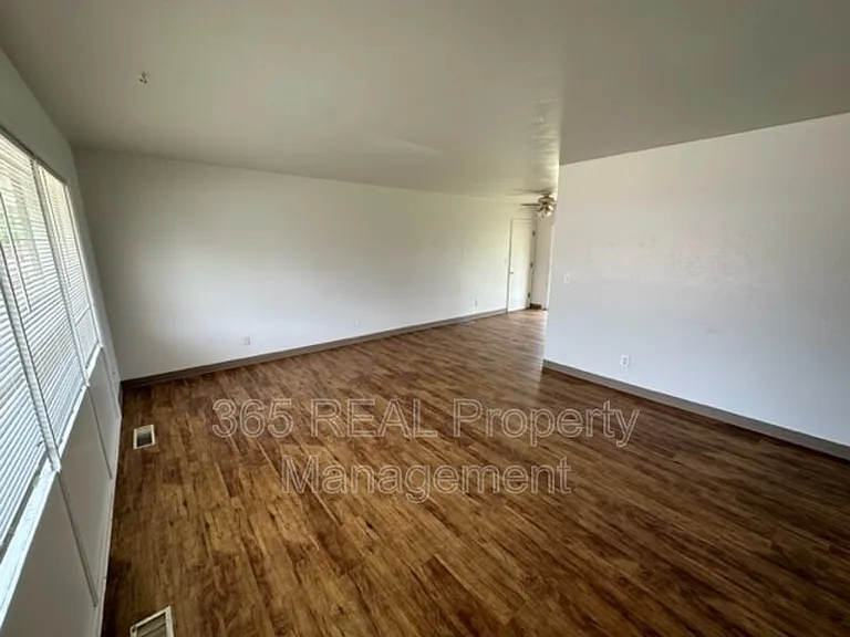 2446 25th Ave — Photo 2