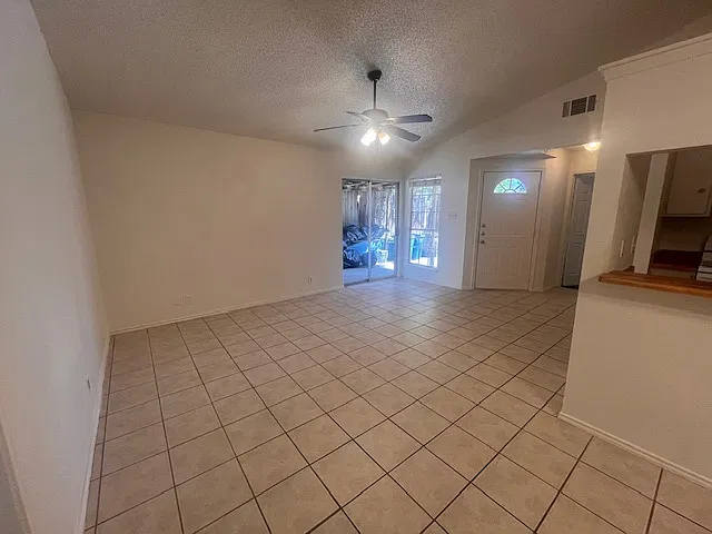 2 bed, 750 sqft, $1,200 — Photo 3