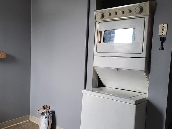 3rd image of 6 5th Ave APT 2