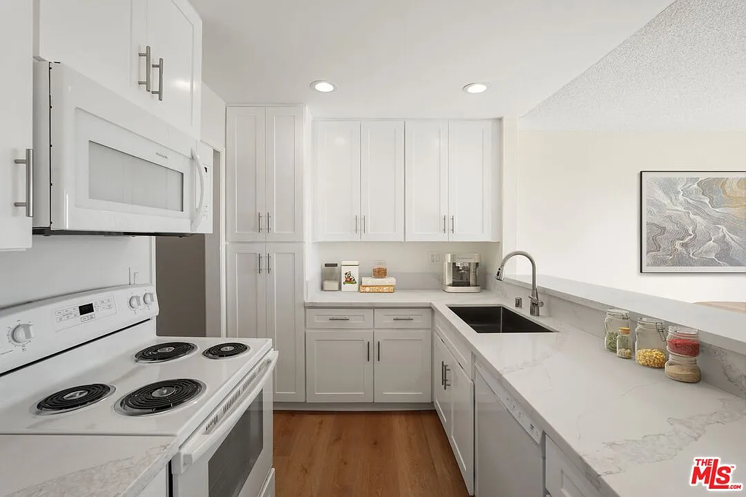 2 bed, 2.0 bath, 1200 sqft, $5,495 — Photo 2