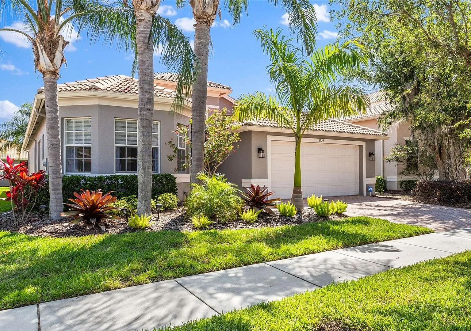 Spacious 3 BR 3 Bath home on a Pond — Photo 1