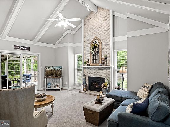 5th image of 22 Rose Ct