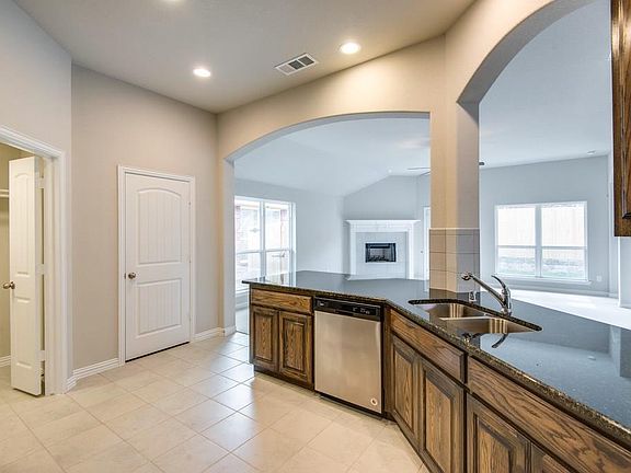 5th image of 910 Bainbridge Ln