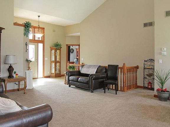 5th image of 38260 Everett Ave