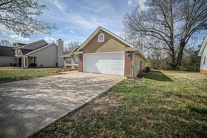 3 bed, 1629 sqft, $2,300 — Photo 2