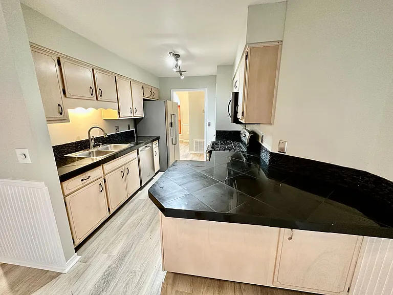 519 E Timberlake Dr — Photo 6