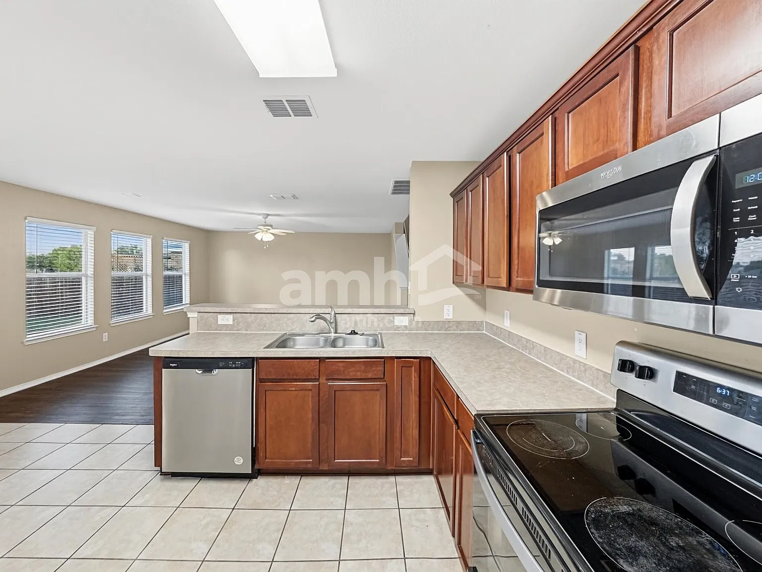 4 bed, 2.5 bath, 2787 sqft, $2,425 — Photo 4