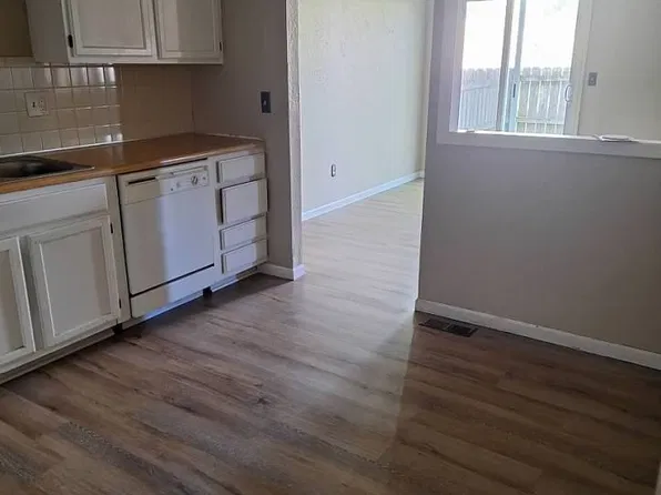1270 N Petzold Dr APT B, Olathe, KS 66061