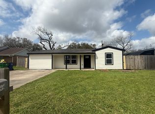 933 E Myrtle St, Angleton, TX 77515