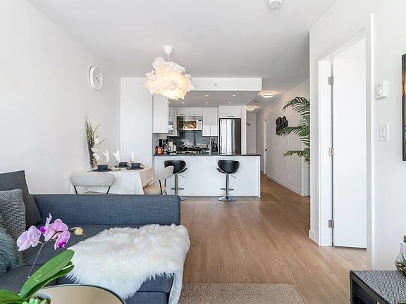 3rd image of 933 Hastings St E #603