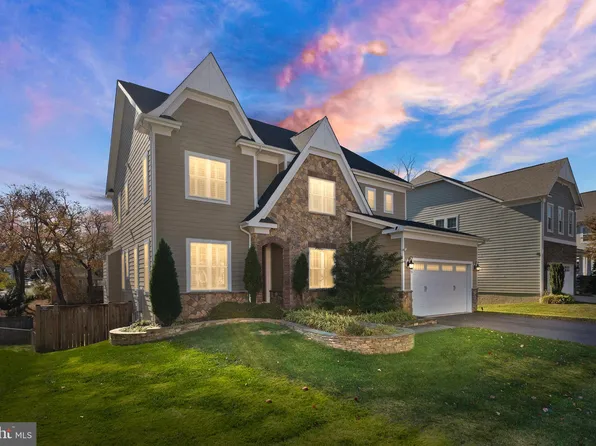 1009 Cottage St SW, Vienna, VA 22180