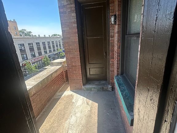4th image of 1008 W Argyle St Unit 3E