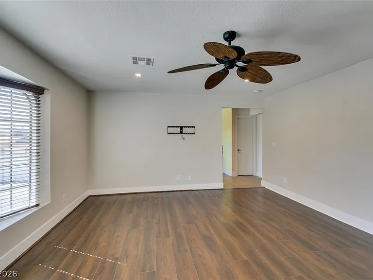 5046 Schumann Dr — Photo 32