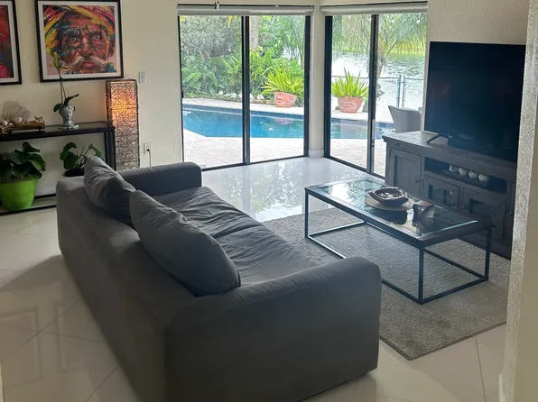 240 SW 113th Ter, Pembroke Pines, FL 33025