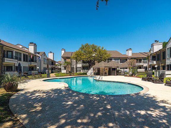 The Oaks of Arlington-Swimming Pool