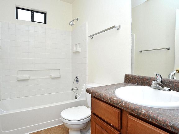 5th image of 3039 N Estrella Ave