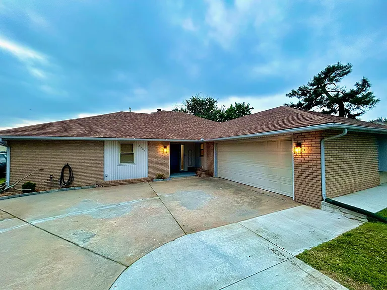 2505 Franklin Dr — Photo 1