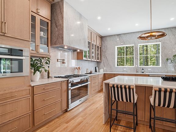 3rd image of 21 Nolan Cir