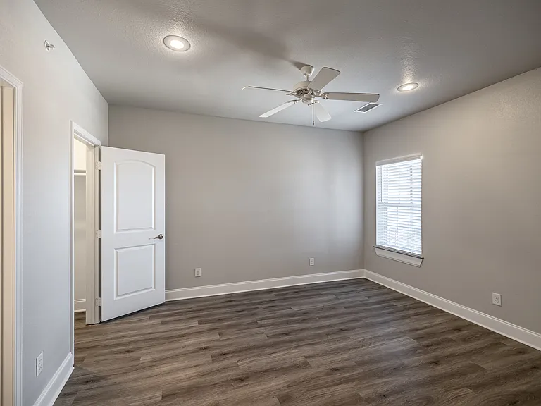 The Versailles Apartment Homes — Photo 40