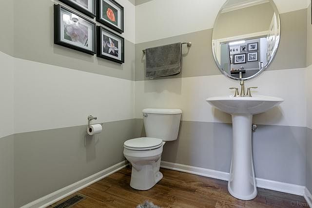 1st image of 2656 Dunraven Ave