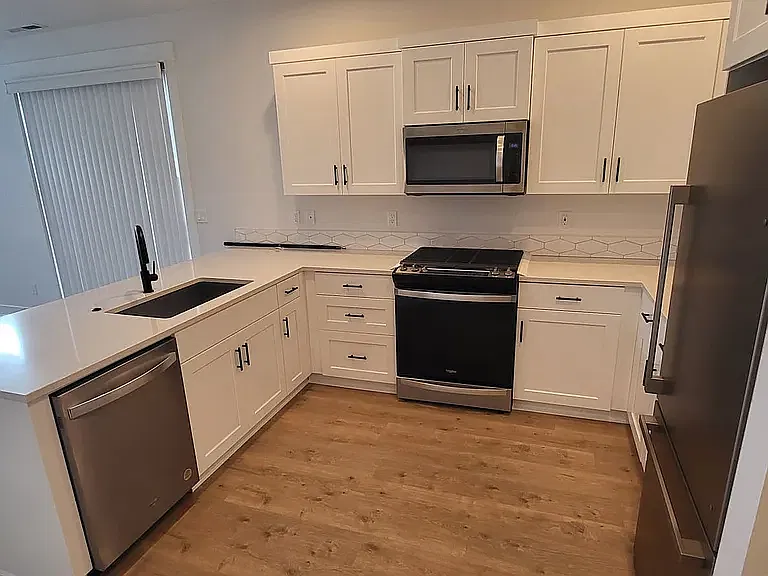 3 bed, 1367 sqft, $2,300 — Photo 4