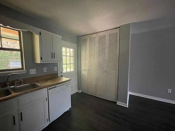 4th image of 3712 Aksarben Dr