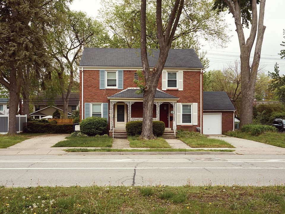 Right side w/ Garage