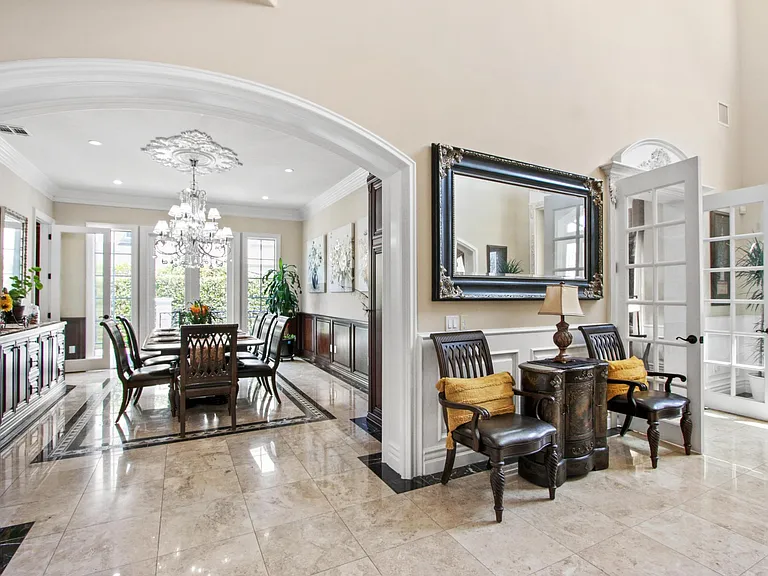 Entrance to Dinning Room