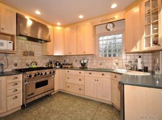 39 Holyoke Rd, Rockville Centre, NY 11570