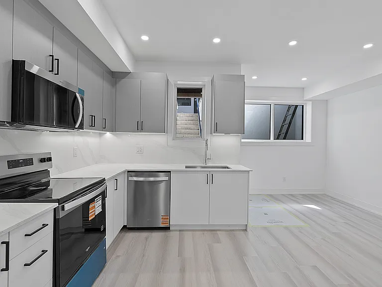 587 Oakwood Ave — Photo 15