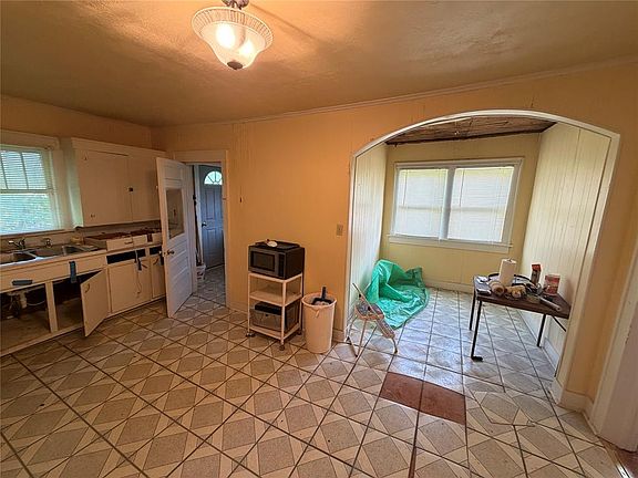 6th image of 501 E Seminole Ave