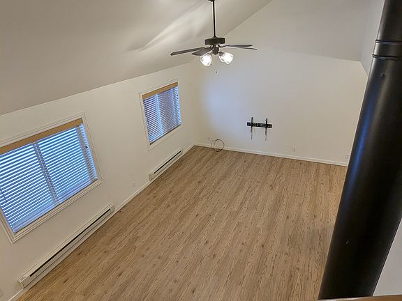 4th image of 133 Stibnite St E