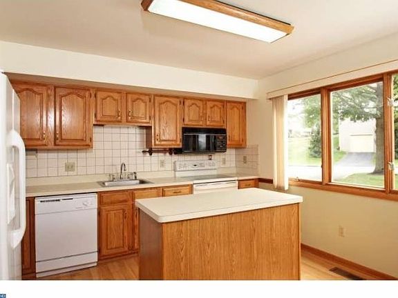 3rd image of 104 Yellowwood Dr