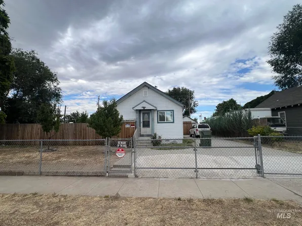 668 NW 1st St, Ontario, OR 97914