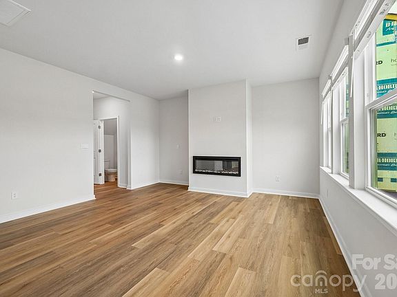 4th image of 1414 Mammoth Rd