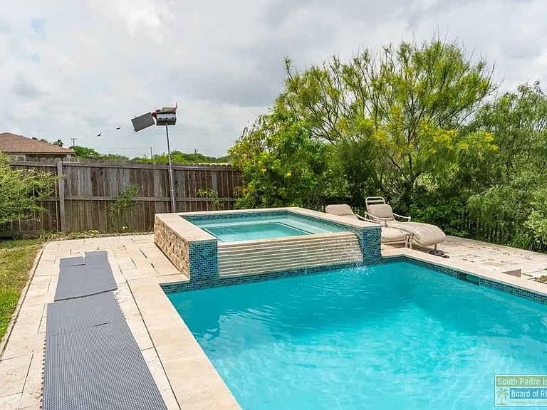 133 Oleander Dr — Photo 46