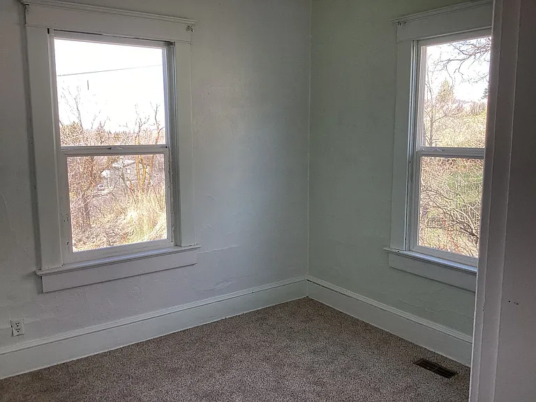 327 Grant St — Photo 7