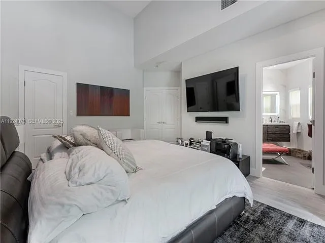 18460 NE 30th Ave — Photo 12