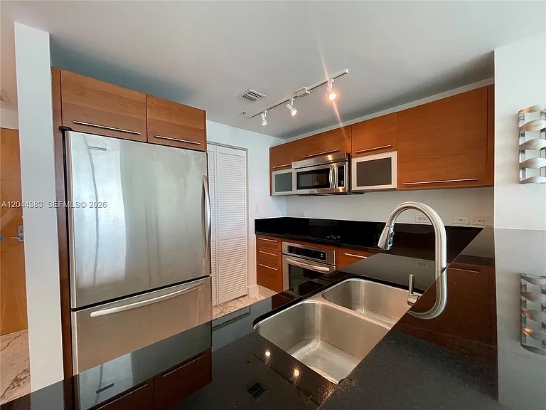 253 NE 2nd St #2409 — Photo 7